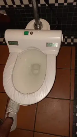 Checkout this automatic seat cover! 😱😱👍🏻 Have you ever seen one of these?! #seatcover #clean #viral #foryoupage #trending #ocd #cleanfreak #toilet