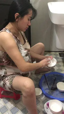 Vợ bầu gần đẻ rồi mà cứ nhất định rửa bát, bảo đứng lên để a rửa cho cũng không nghe