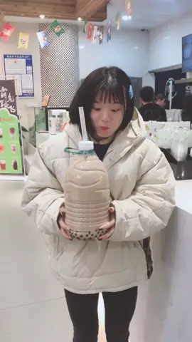 siapa yang mau coba minum milk tea boba sebanyak gini 🤣 #yummy #makanenak #kuliner (video by: yummy food daily)