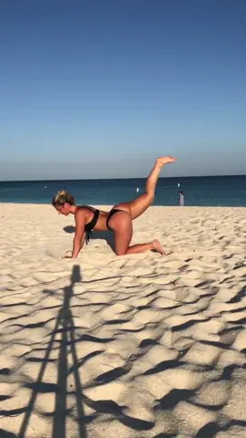beach workout 🌞 #beachworkout #fyp #foryoupage #fypage #foryou #followingpage #holidaytravel #NotSoOrdinary #goodvibes #bikini #summertime #Fitness