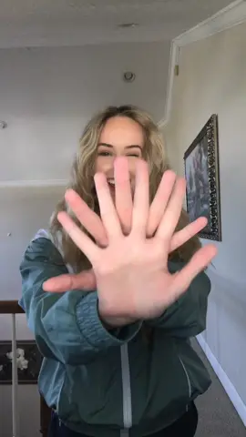 Omg i missed the hand dances from musical.ly 🥺