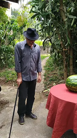 Cuidado com pessoas q usa bengala pode ser fatal