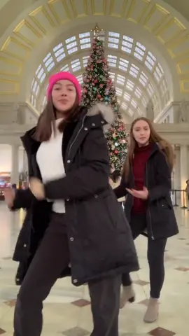 YOO THIS RANDOM GIRL JOINED IN MY TIK TOK #foryou#viral#OhYEAHChristmas#renagade#photobomb#dancer#trend#fyp#foryoupage#tiktokfamous#threewords#UNOirl