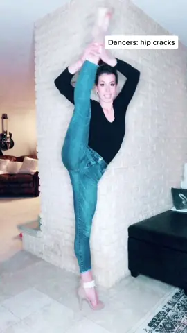 #makeitfestive#CozyLittleChristmas#greenscreenvideo#flexible#ballet#dancer#ballerina