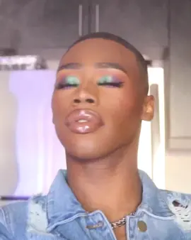 Natural lightning is always the best #fyp #foryoupage #lgbt #makeuptutorial #hoildayhacks