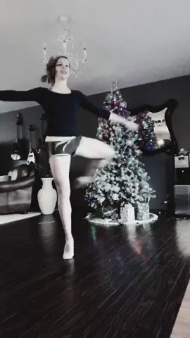 I have to give this a try in the studio with more room😂❤️#bestofthedecade #comedyking #CozyLittleChristmas#fouettes#turns#turning#dancer#dancing