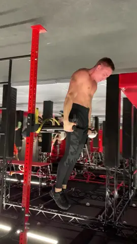 Что-то потолок низко, вам так не кажется? #sport #ocr #crossfit #ninja #спорт #training #pushups