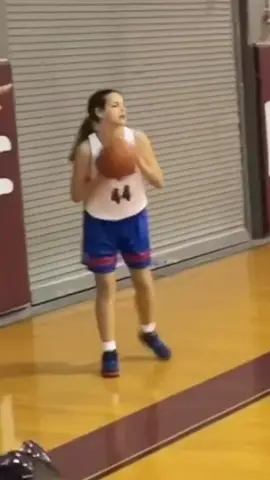 I just wanna know who she is pump faking 😂 #wtf #random #basketball