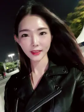 #안녕하세요#긴생머리#운동녀#외출#가죽자켓#웨이트하는여자#힙업#엉짱#헬스중독