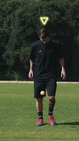Is there anything he can't do⁉️👽 IG: Joltter #Messi #juggling #jugglechallenge #foryou