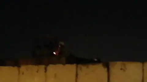 البعض اعترض على المقطع السابق -هاي قوات الشغب تضرب المولوتوف على المتظاهرين                          #تصويري #تيم #تيم_الرافدين  #المطعم_التركي #ثورة