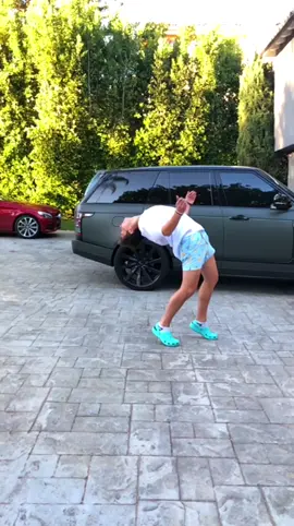 My spine has left the chat...😂 TAG 3 friends✌️💙💛 #fyp #meetmyfam #lastminutexmas #foryou #foryoupage #lovemybffbut #merrychristmas