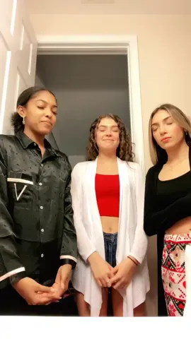 We were so confused! 😂 Merry Christmas everyone and Happy Birthday to my chichi @sofiaifajardo 🥰🥰