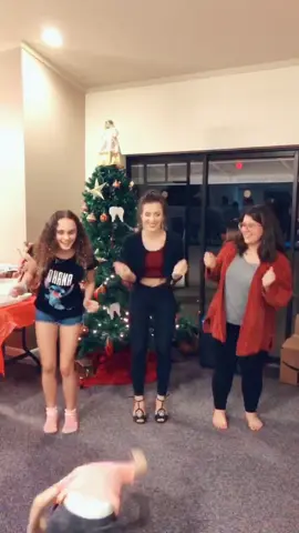 The little one definitely does it best @ffranfrann @_onicarude #tiktoktraditions #meetmyfam #lastminutexmas #winterishere #renagade #Vlogmas #fyp