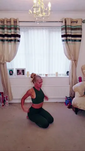 The Rights And Wrongs Of Stretching ❎✅ #over40ontiktok #exercise #fitgirl #fitnesstips #over40club #fitover40 #stretch #yoga #over40club