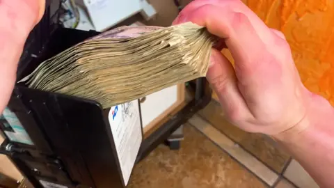 How Much $$$ In This Claw Machine?! 🤑 #foryou #foryoupage #fyp #fy #feature #featureme #featurethis #cash #money #quikplay