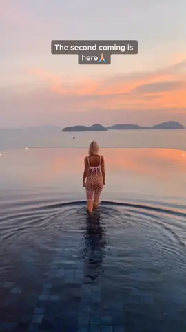 I have many talents & walking on water is certainly one of them 🙇🏼‍♀️ #foryoupage #tiktoktravel #thailand