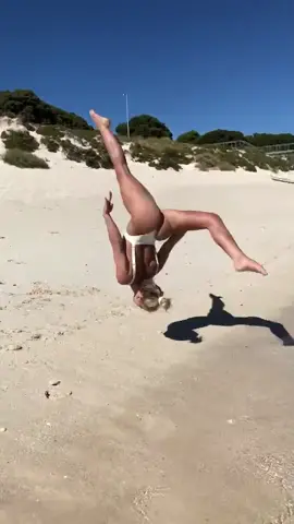 how I ‘walk’ into the water when my crush is around 👋🏼 #australia #summertings #flips #howiwalk