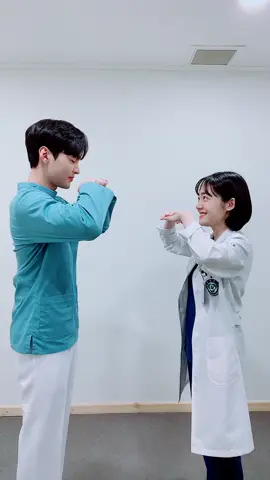 오늘은 낭만데이니까 아무 노래에 낭만 담은 #아름 다운 #은탁 커플 춤💃🏻🕺🏻낭닥2들 본방까지 1시간 남아쪄여❤️⠀#낭만닥터김사부2 #낭만닥터 #김민재 #소주연 #돌담병원쌤들의 #아무노래챌린지 #지코아무노래챌린지