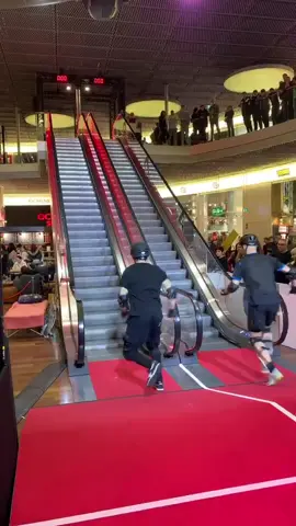 Against the Champion of 2019! Guess wich one i am! #rolltreppenchallenge #fyp #viral #fit #stairunning #training #🏃🏻‍♂️ #tivoli #movingstairs