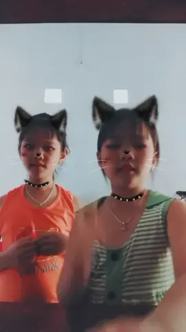 hai chị em