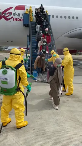 Warga indo yang dievakuasi dari wuhan sudah tiba di indo dan dibawa terbang ke NATUNA #CORONAVIRUS #VIRUSCORONA