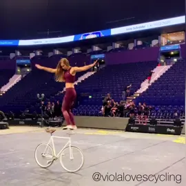Trainingsvideo in Hamburg vor dem Feuerwerk der Turnkunst #gymnastic #sport #Fitness #tricks #turnen #fahrrad #bike #sunday #spaß #sonntag #featureme