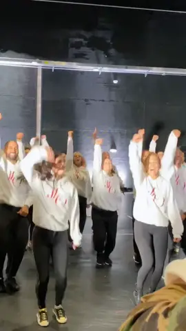 @charlidamelio came to our rehearsal yesterday and got to dance with @jlo 😍💜🔥 #jlo #jlosuperbowlchallenge #charlidamelio #dance