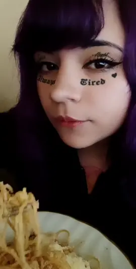 comiendo fideos (?