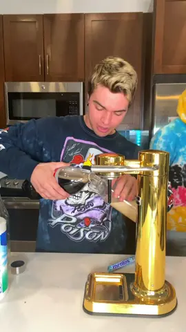 Carbonation + Mentos + cola = biggest explosion in the world 🤯🤯 like for results! Results on insta: Austin_Sprinz ❤️❤️