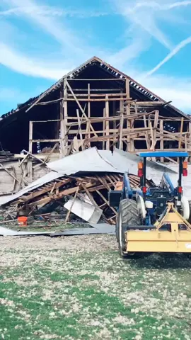 Barn demo/repair pt 2. Bringing the tractor out to help. #barnchores #farmlife #tractor @puptown190