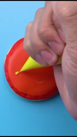 Surprise your friends at your next bbq party with super-cute Hamburger Cookies!