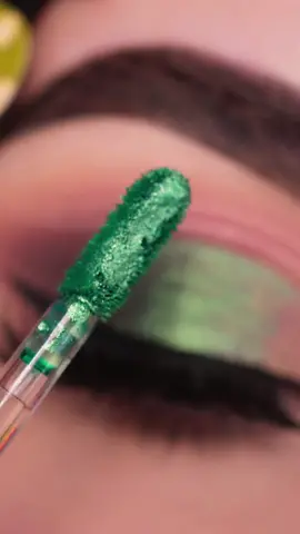 Are you a fan of green?? #liquidshadow #liquideyeshadow #glittermakeup