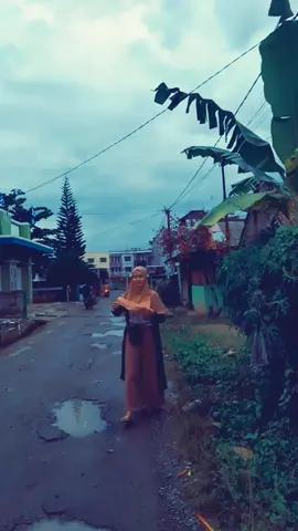 iya itu dalemnya  baju partai 🤣