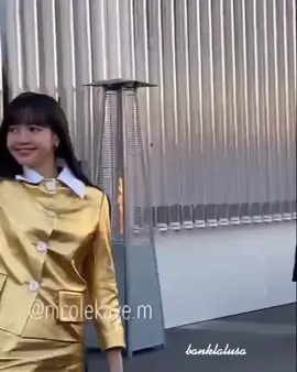 LisaxPrada you so beautiful and Queen 👑💜 #lisa #lalisa #lisablackpink #lalisawearsprada #lalisaxprada