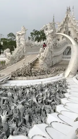 The White Temple in Chiang Rai is wild!  🧟‍♂️ 🇹🇭 #thailand #fyp #tiktoktravel #travel #chiangmai #whitetemple