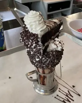 VEGAN cake shake 🔥 #SnickersFixTheWorld #showerthoughts #PUMARemix #animalsreact #tiktokfood #foryourpage #fyp