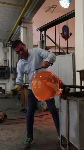 Master at work! 💪🏼 #glassblowing #glass #glassart #howitsmade #muranoglass #handmade #madeinitaly ￼#art #foryou #perte #viral