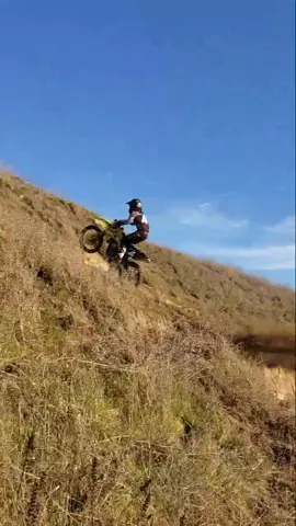 Pt.2 @austinteyler makes it over, smooth and fast #motoclimb #austinteyler #ultrainstinct #moto #enduro #california #offroad #fyp
