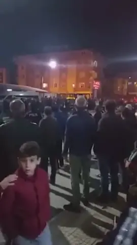 İçi asker dolu ambulans acil servis yerine direk morga gidiyor.. lütfen olayın ciddiyetini kavrayın..