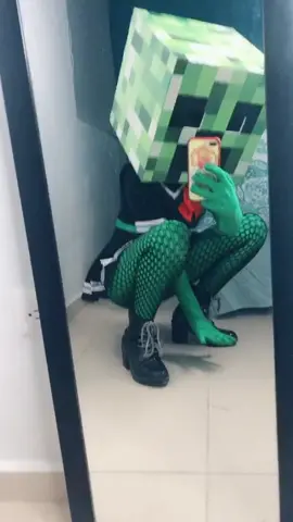 ¿Qué pose les gustó más? 💚 #creeper #cosplay #Minecraft #uwu  #mojang #green #funny #cosplayer #fyp #gamer #creepercosplay