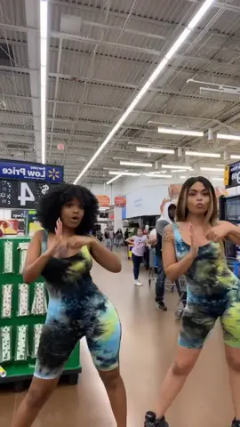 I’m 100% sure she’s recording us in the back 😂 @honeybthatsme #fyp #keigang #foryoupage