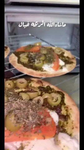 صباح الخير الطريقه خبز تورتيلا ودهنتها بالبيستو والزيتون وشرايح حلوم وطماط وفلفل بارد وزيتون شرايح وريحان مطحون ونعناع #فطاير #حلويات #بيتزا