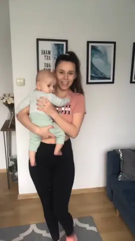 #trenujzlewą my z Franiem robimy formę z Lewą 💪🏻 mój najsłodszy 6 kg ciężar 💙 #siedzęwdomu #momlife #dc #dlaciebie #foryou