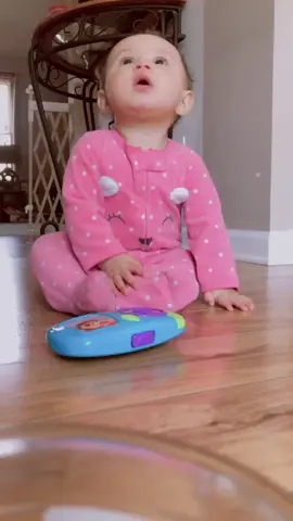 Flipped the camera and recorded my daughter watching me dance ☺️💕 #fyp #dance #momlife #trend #flipthecamera #xyzbca