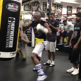 Floyd Mayweather’s razor sharp jab 😳💥 Who has the best jab in boxing? #floydmayweather #mayweather #boxingtraining #tmt #boxingworkout