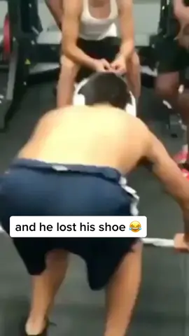 teach this man something in the comments please 🤦‍♀️ (via d_moneyy_7/IG) #benchmob #gymwarriors #fail