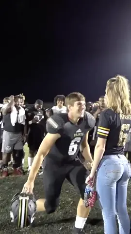 His team’s reaction to his proposal will always be incredible. 🙌👏 (via @isaac6parks/Instagram)