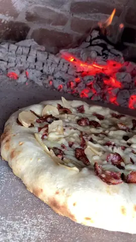 Apple and bacon on a pizza?? Oh yess!!