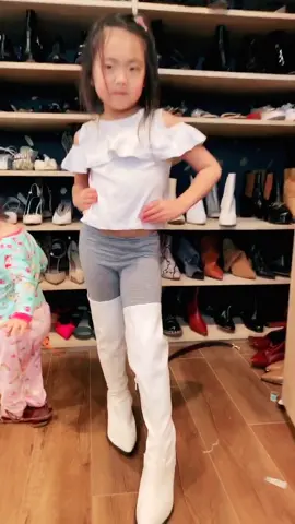 Directed and styled by queen Chloé herself. Like mother like daughter 🙌🏻 #shoes #reallifeathome #toddler #momlife #parents #kids #fashion #style